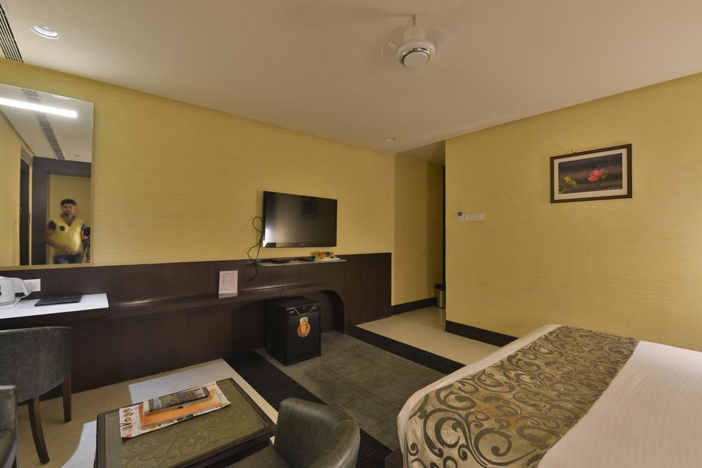 The Golden Oak Hotel Raipur  Luaran gambar