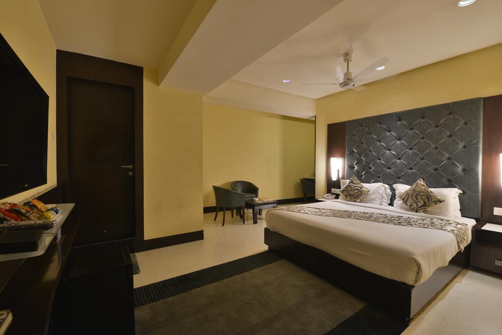 The Golden Oak Hotel Raipur  Bilik gambar